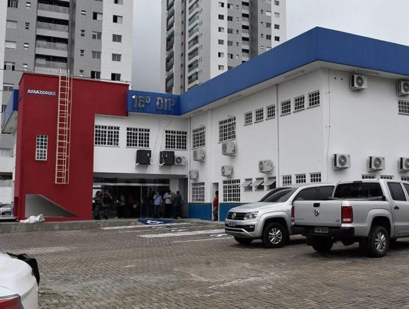 Suspeito de estuprar criança em provador de loja se entrega à polícia e relata ameaças de morte