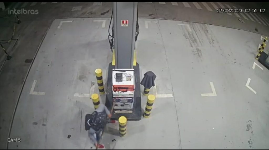 Cinco homens armados invadem um posto de combustíveis e explodem o acesso ao cofre do local.