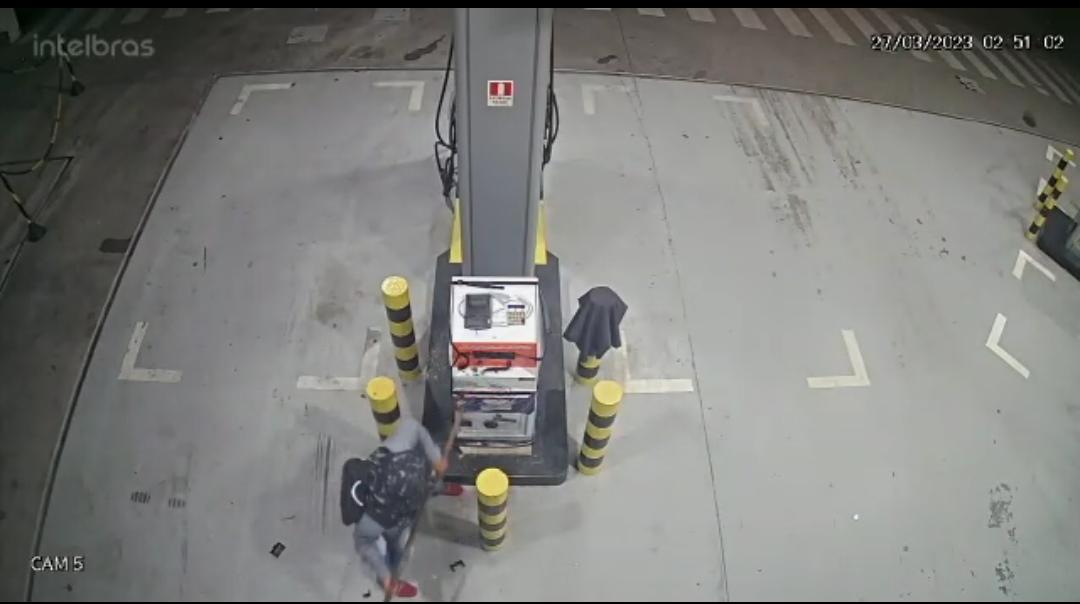 Cinco homens armados invadem um posto de combustíveis e explodem o acesso ao cofre do local.