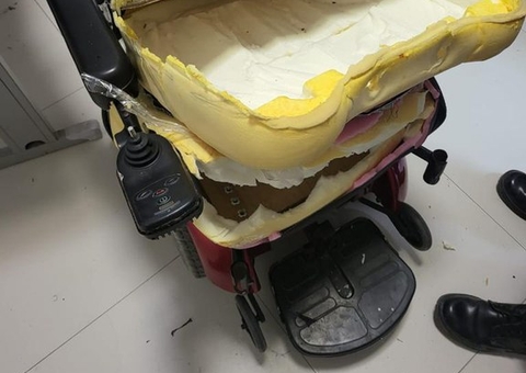 Homem é preso com drogas escondidas em cadeira de rodas no AM