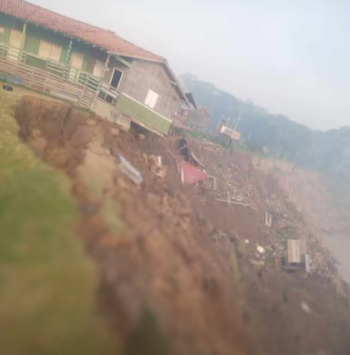 Parte de escola é destruída após desbarrancamento em comunidade de Iranduba